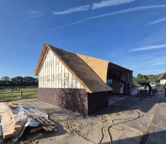 Nieuwbouw koetshuis met rieten kap in Rockanje – foto 1
