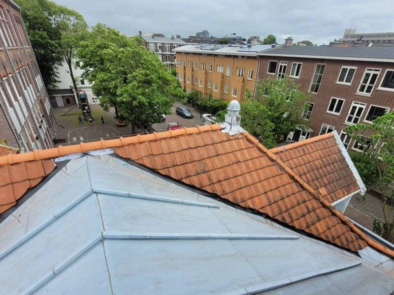 Gevel en dak van een schoolgebouw in Den Haag – foto 1