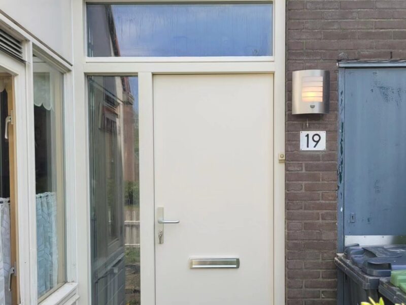 Voordeurkozijn vervangen in Hellevoetsluis – foto 1